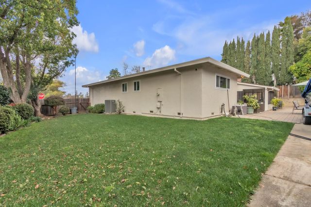 7825 Palmyra Dr, Fair Oaks, CA 95628
