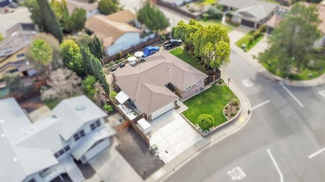 7825 Palmyra Dr, Fair Oaks, CA 95628