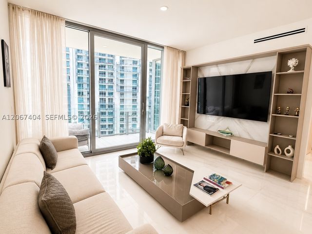 300 Biscayne Boulevard Way 2609W, Miami, FL 33131