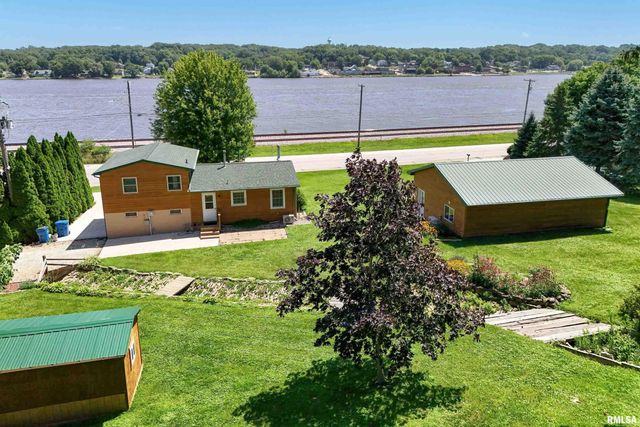 1128 N CODY Road, Le Claire, IA 52753