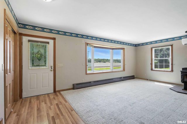 1128 N CODY Road, Le Claire, IA 52753