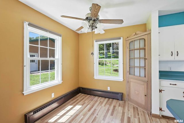 1128 N CODY Road, Le Claire, IA 52753