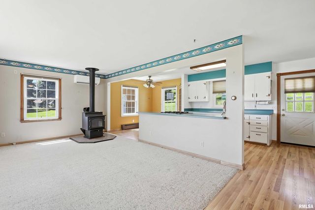 1128 N CODY Road, Le Claire, IA 52753