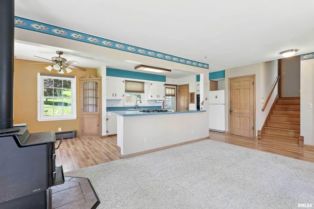 1128 N CODY Road, Le Claire, IA 52753