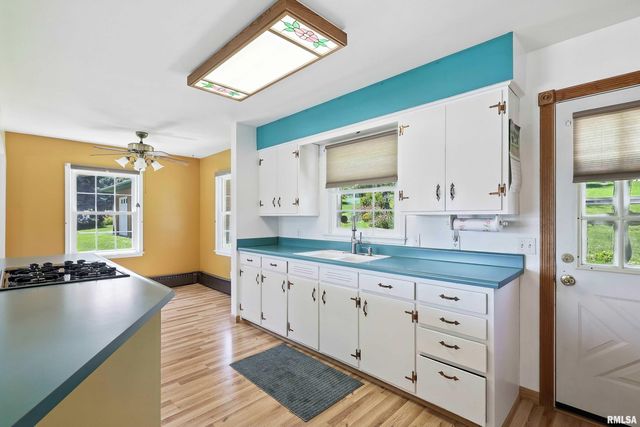 1128 N CODY Road, Le Claire, IA 52753