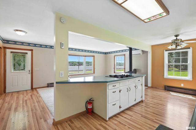 1128 N CODY Road, Le Claire, IA 52753