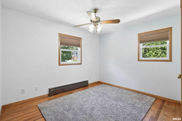 1128 N CODY Road, Le Claire, IA 52753