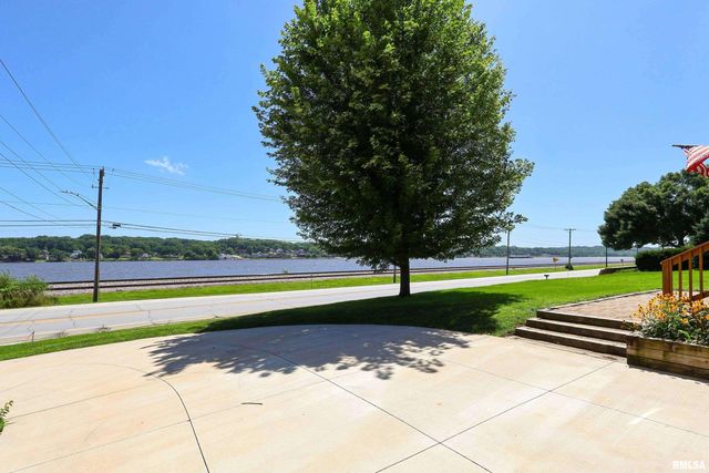 1128 N CODY Road, Le Claire, IA 52753