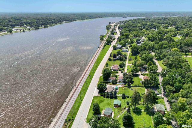 1128 N CODY Road, Le Claire, IA 52753