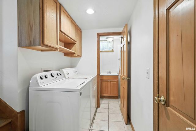 1128 N CODY Road, Le Claire, IA 52753