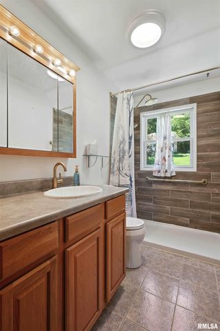 1128 N CODY Road, Le Claire, IA 52753