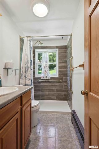 1128 N CODY Road, Le Claire, IA 52753