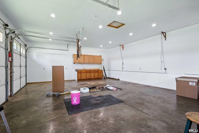 1128 N CODY Road, Le Claire, IA 52753