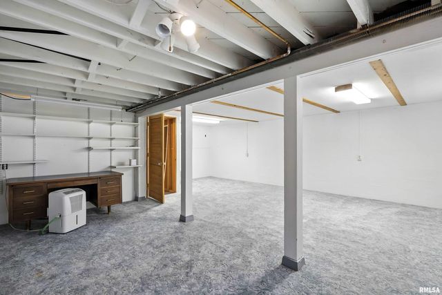 1128 N CODY Road, Le Claire, IA 52753