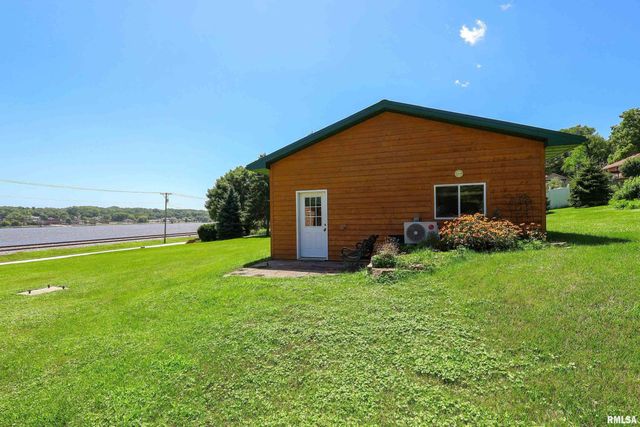 1128 N CODY Road, Le Claire, IA 52753