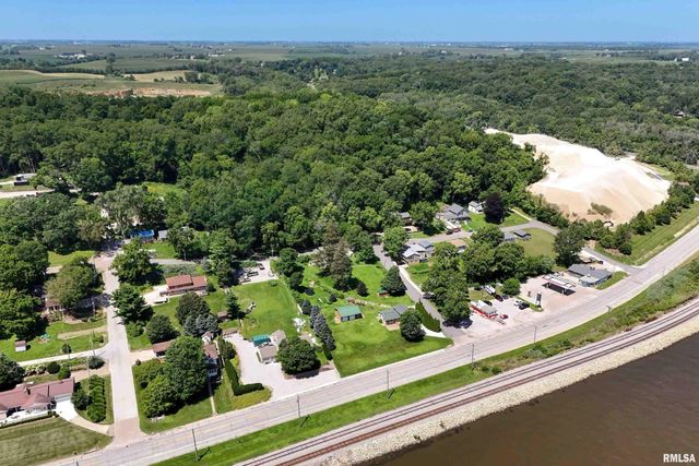 1128 N CODY Road, Le Claire, IA 52753