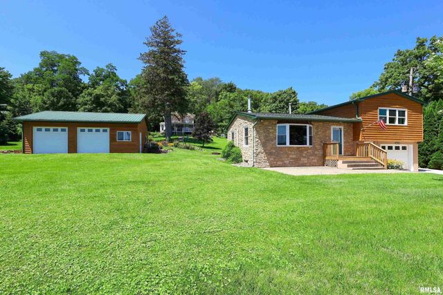 1128 N CODY Road, Le Claire, IA 52753