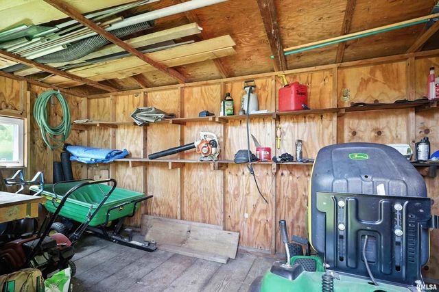 1128 N CODY Road, Le Claire, IA 52753