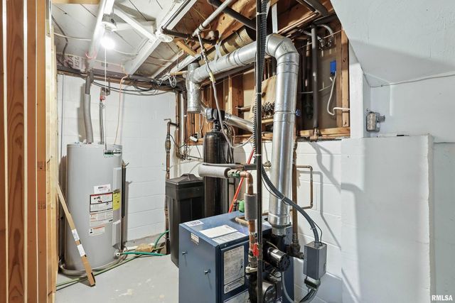 1128 N CODY Road, Le Claire, IA 52753