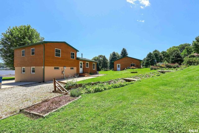 1128 N CODY Road, Le Claire, IA 52753