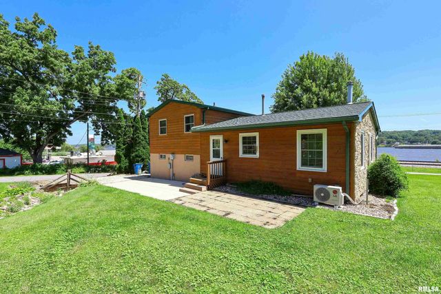 1128 N CODY Road, Le Claire, IA 52753