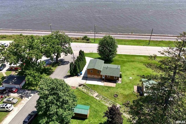 1128 N CODY Road, Le Claire, IA 52753