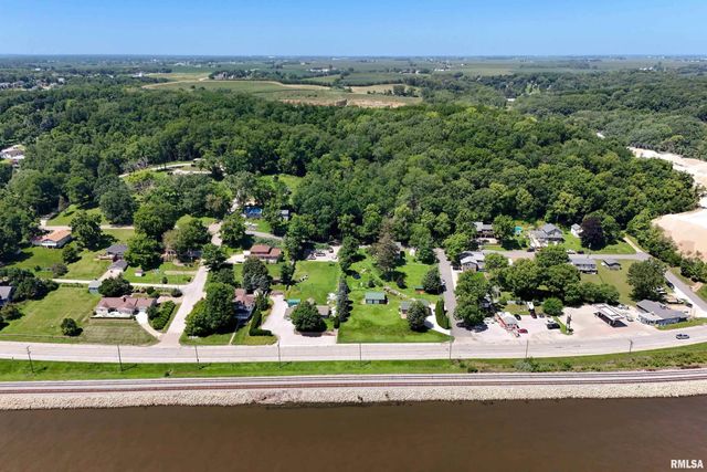 1128 N CODY Road, Le Claire, IA 52753