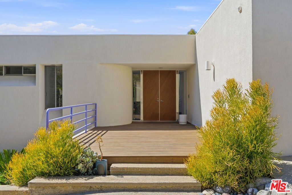 Image 4 of property listing at 12268 Canna Road, Los Angeles, CA 90049