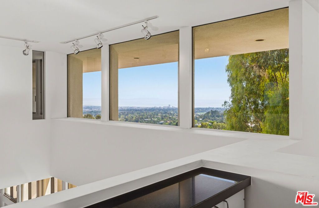 Image 7 of property listing at 12268 Canna Road, Los Angeles, CA 90049