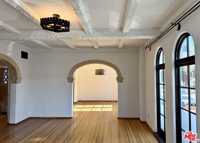 1302 N Sweetzer Avenue 201, West Hollywood, CA 90069