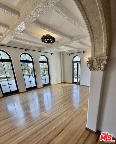 1302 N Sweetzer Avenue 201, West Hollywood, CA 90069