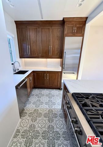 1302 N Sweetzer Avenue 201, West Hollywood, CA 90069