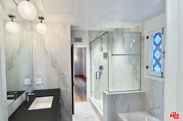 1302 N Sweetzer Avenue 201, West Hollywood, CA 90069