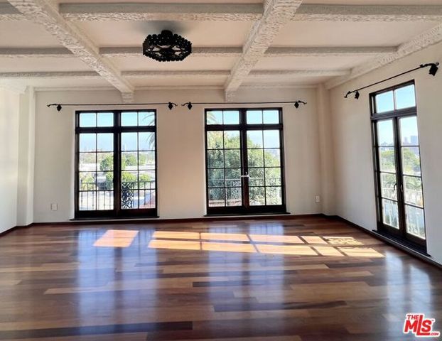 1302 N Sweetzer Avenue 201, West Hollywood, CA 90069