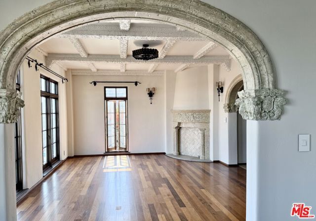 1302 N Sweetzer Avenue 201, West Hollywood, CA 90069