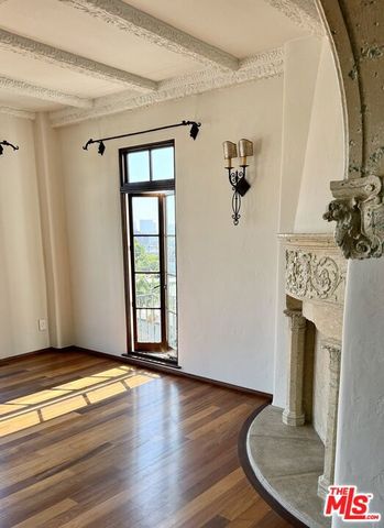 1302 N Sweetzer Avenue 201, West Hollywood, CA 90069