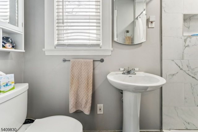 688 W Lake Ave, Rahway City, NJ 07065