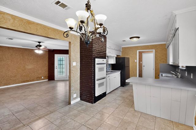 716 W Pleasantview Drive, Hurst, TX 76054