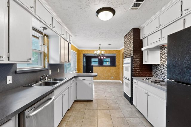 716 W Pleasantview Drive, Hurst, TX 76054