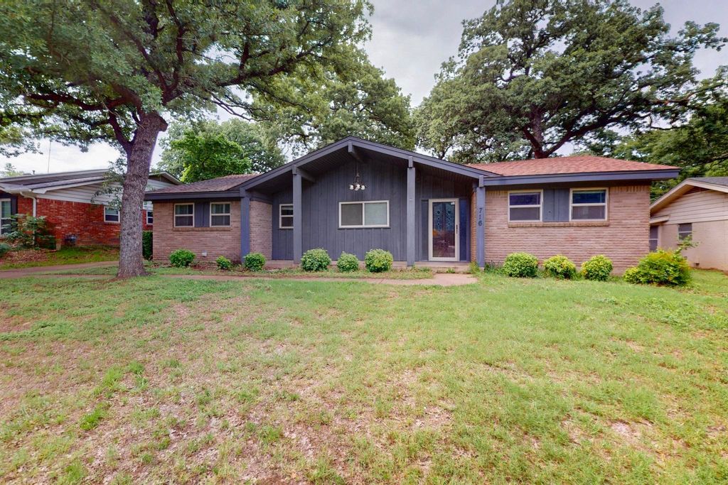 716 W Pleasantview Drive, Hurst, TX 76054