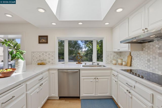 445 Kingsford Dr, Moraga, CA 94556