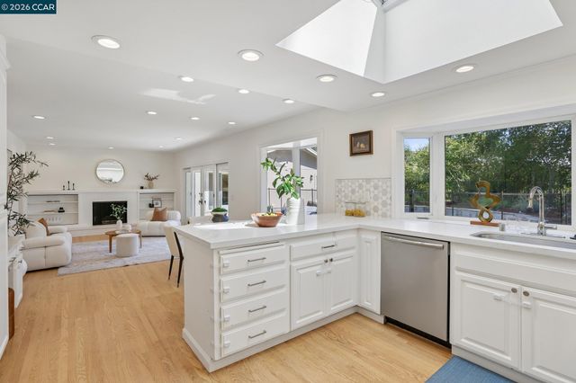 445 Kingsford Dr, Moraga, CA 94556