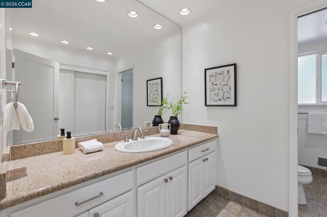 445 Kingsford Dr, Moraga, CA 94556