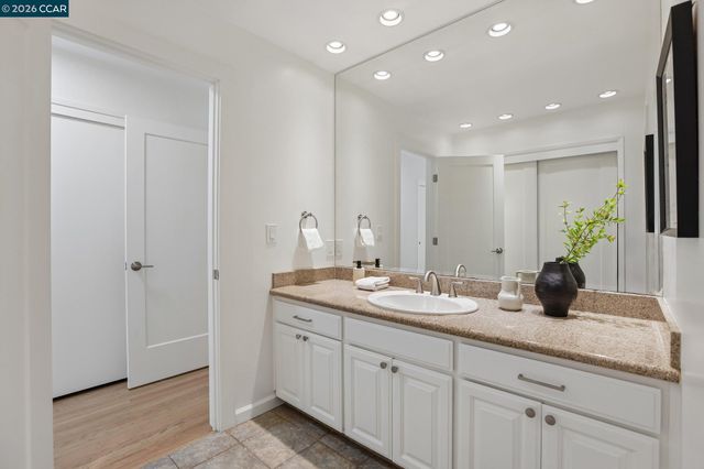 445 Kingsford Dr, Moraga, CA 94556