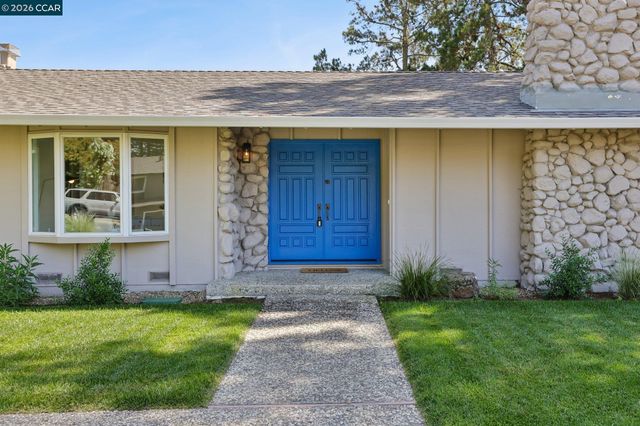 445 Kingsford Dr, Moraga, CA 94556