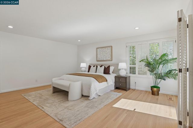 445 Kingsford Dr, Moraga, CA 94556