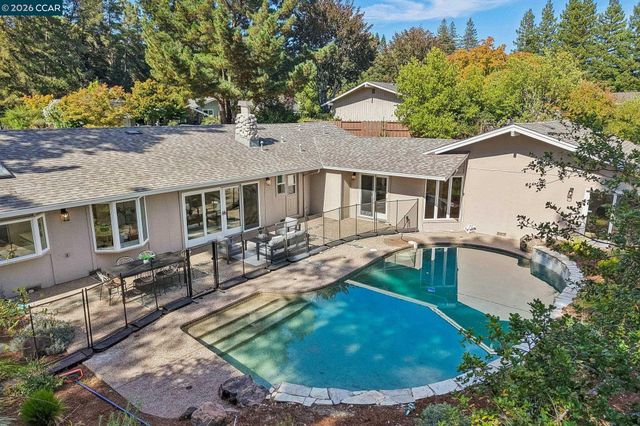 445 Kingsford Dr, Moraga, CA 94556
