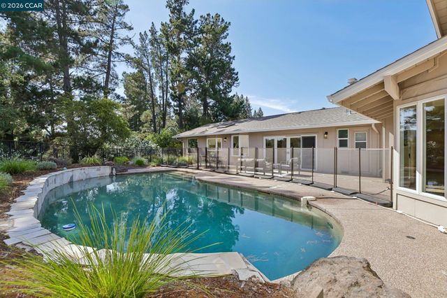 445 Kingsford Dr, Moraga, CA 94556