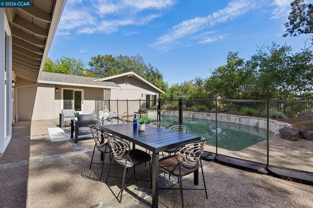 445 Kingsford Dr, Moraga, CA 94556