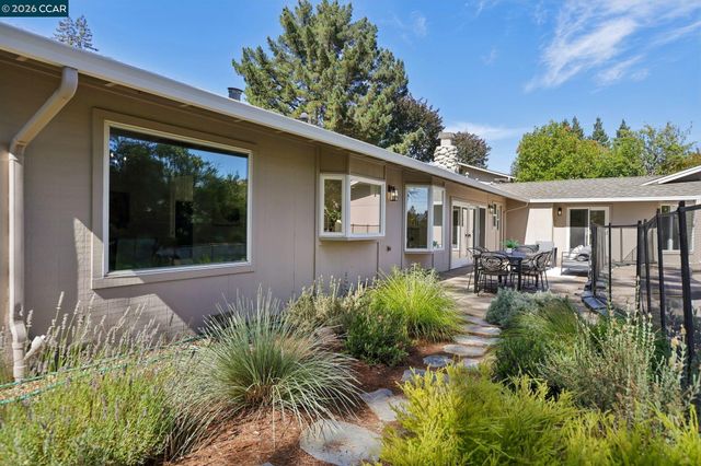 445 Kingsford Dr, Moraga, CA 94556